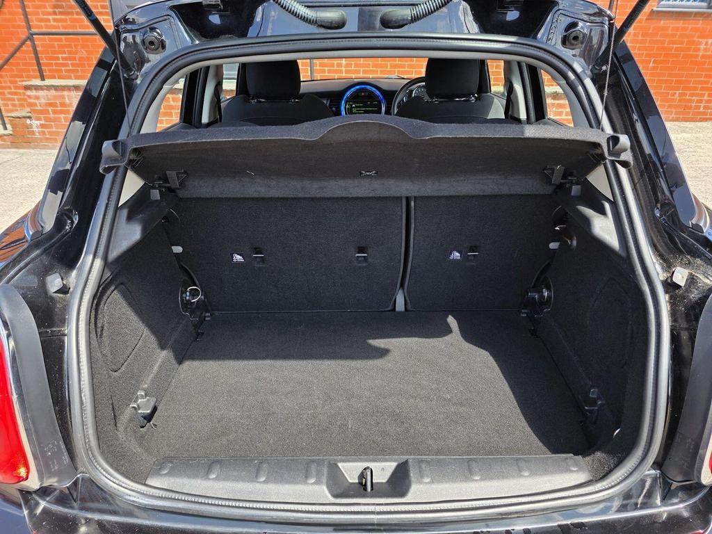 
								2015 MINI Hatch Cooper D 1.5L – £1680 full									