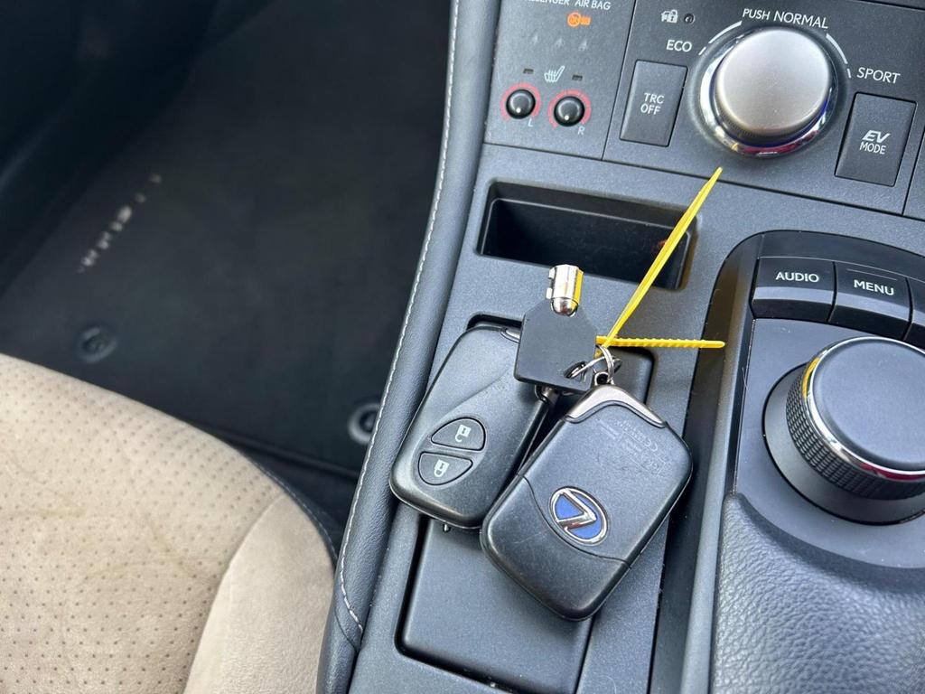 
								2014 Lexus CT 1.8L Hybrid – £1850 full									