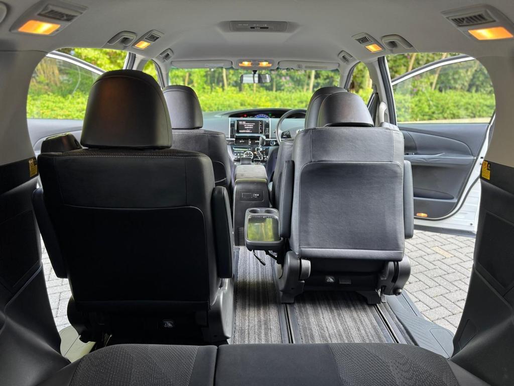 
								2013 Toyota Estima 2.4L Hybrid – £1600 full									