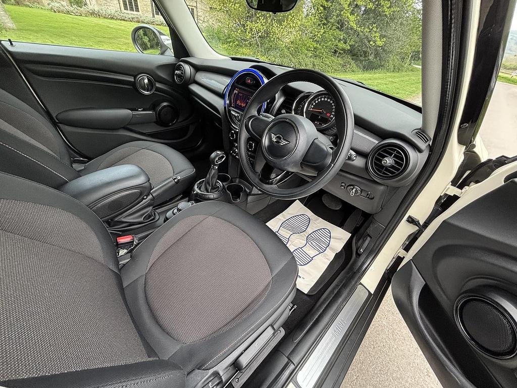 
								2015 MINI Cooper 1.5L 5dr – £1520 full									