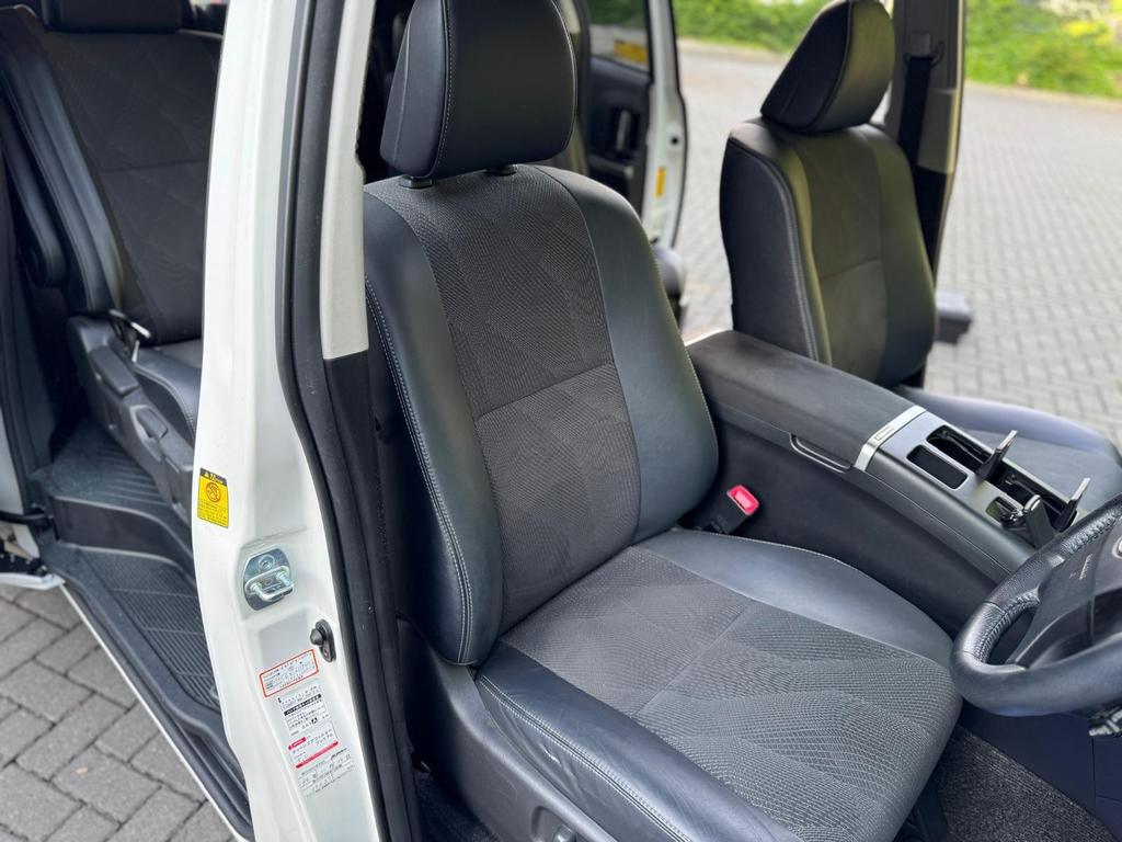 
								2013 Toyota Estima 2.4L Hybrid – £1600 full									