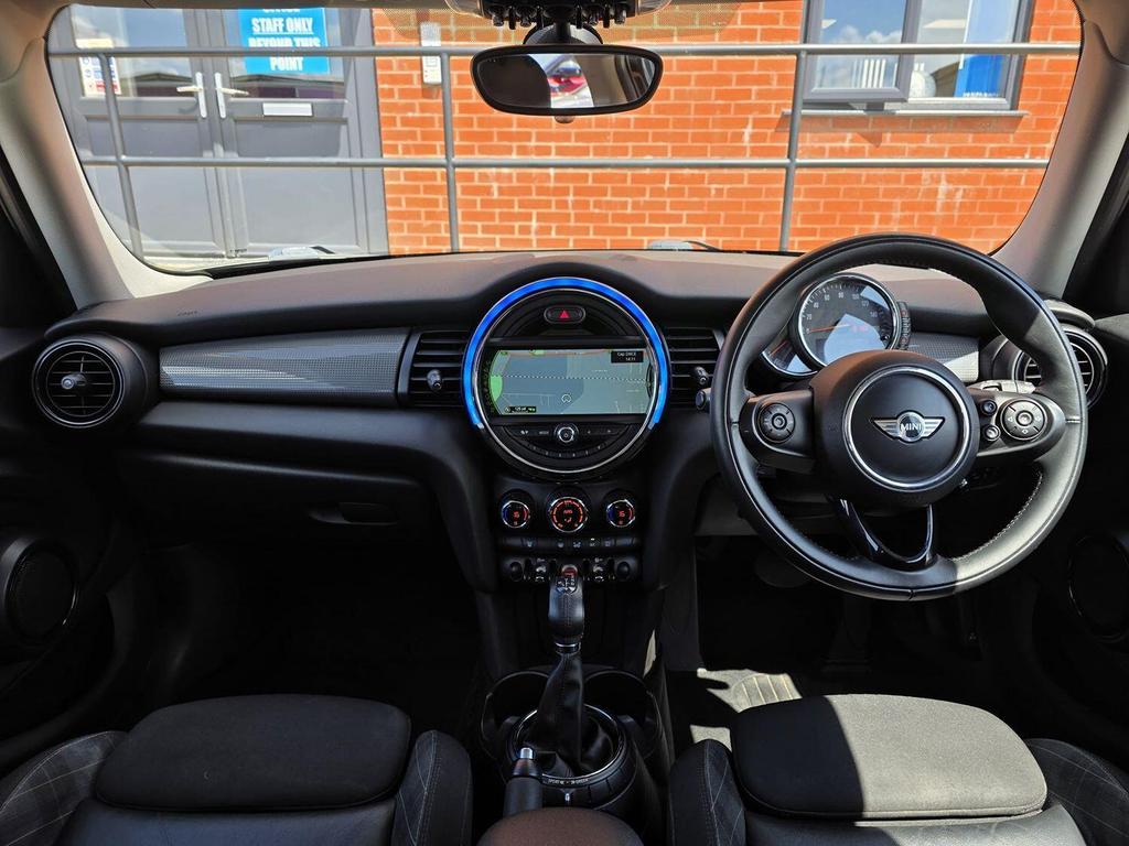
								2015 MINI Hatch Cooper D 1.5L – £1680 full									