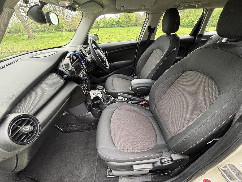 
								2015 MINI Cooper 1.5L 5dr – £1520 full									
