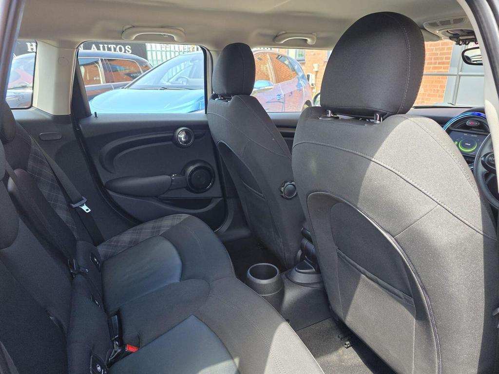 
								2015 MINI Hatch Cooper D 1.5L – £1680 full									