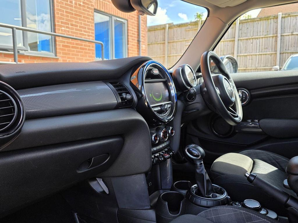 
								2015 MINI Hatch Cooper D 1.5L – £1680 full									