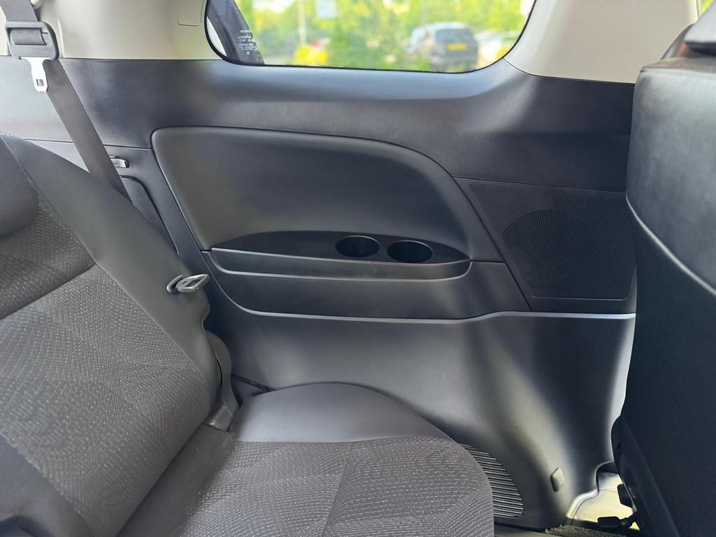 
								2013 Toyota Estima 2.4L Hybrid – £1600 full									