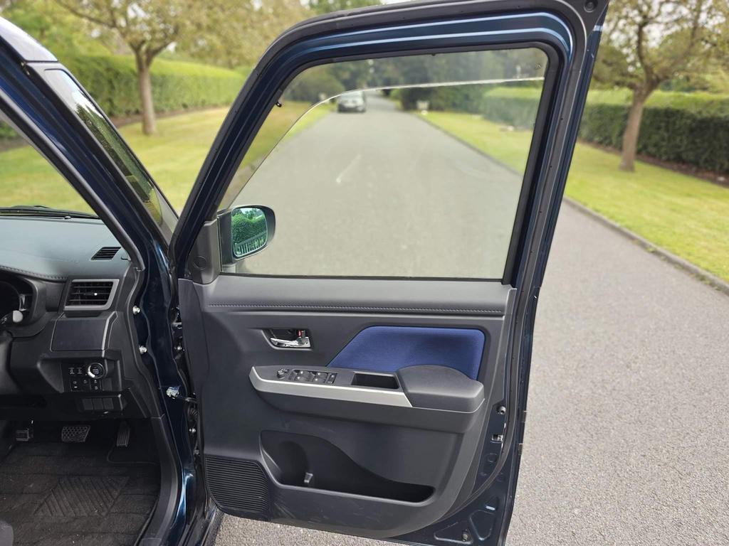 
								2017 Toyota Roomy 1.3L Turbo – £1600 full									