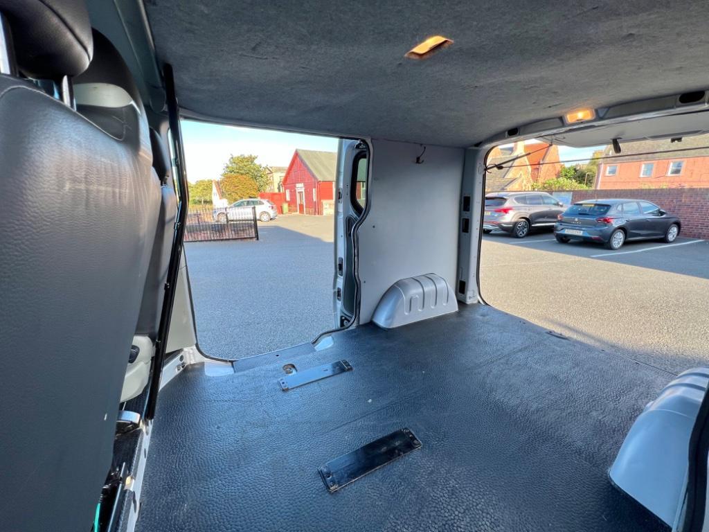 
								2011 Renault Trafic 2.0L dCi SL27 – £3150 full									