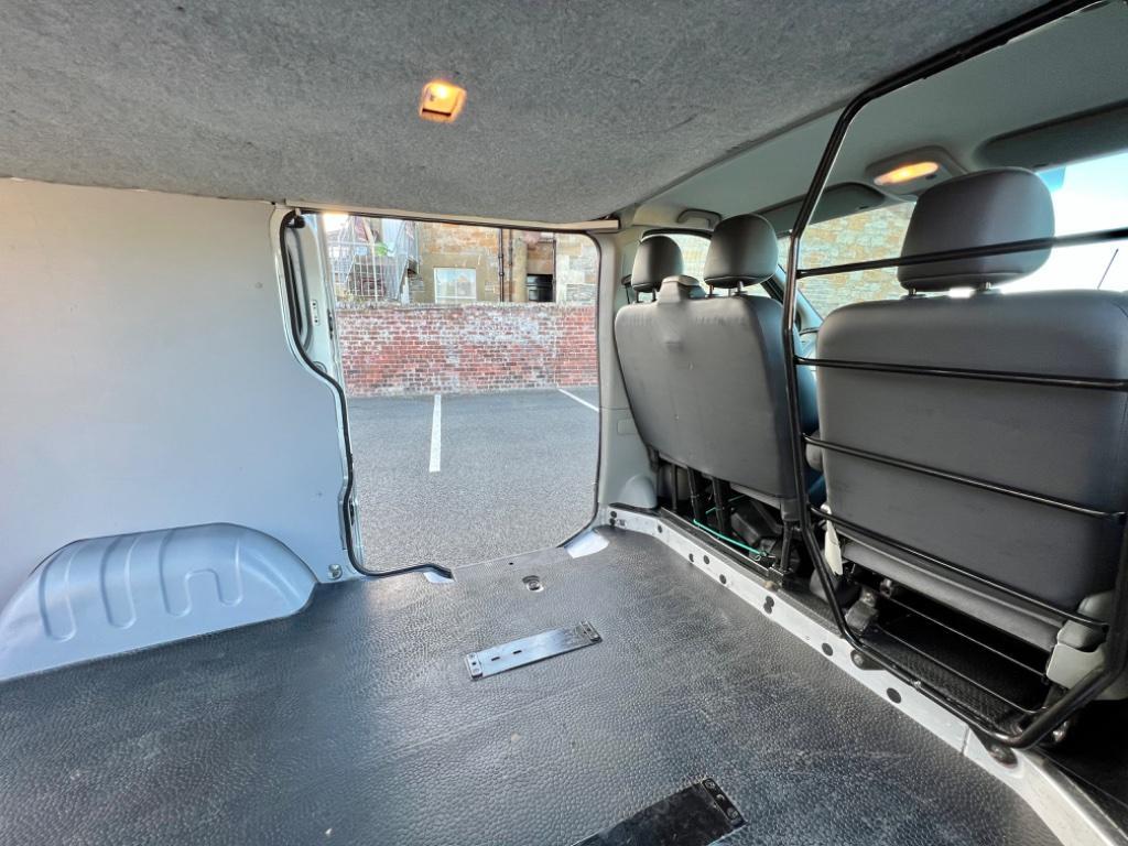 
								2011 Renault Trafic 2.0L dCi SL27 – £3150 full									