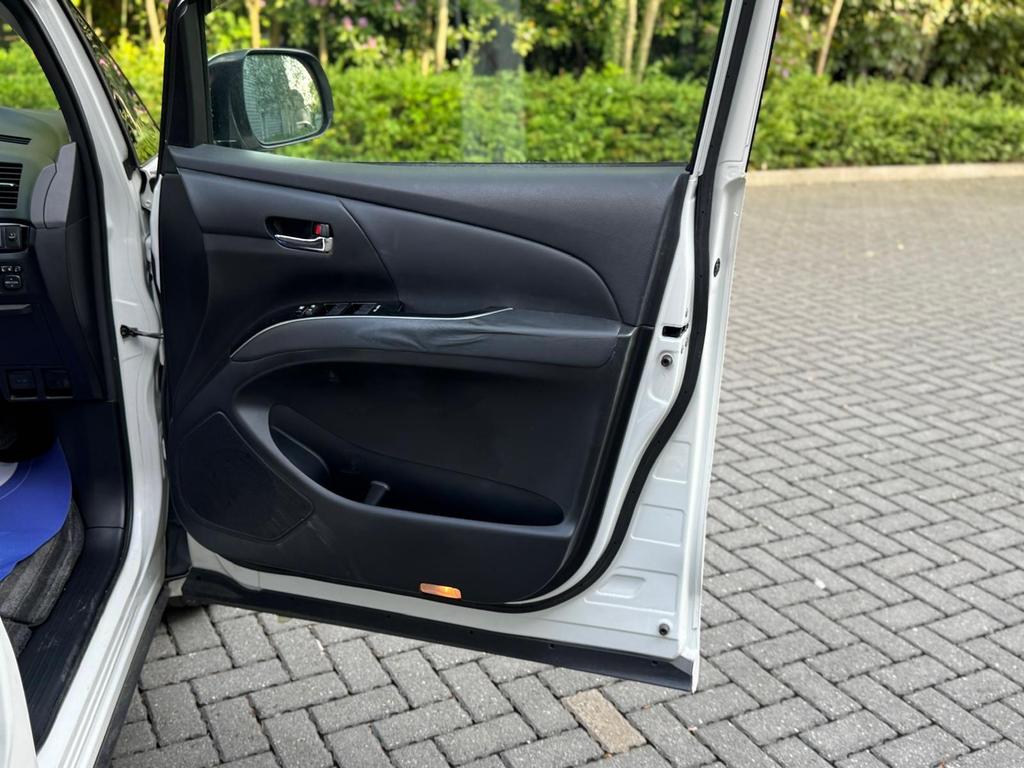 
								2013 Toyota Estima 2.4L Hybrid – £1600 full									