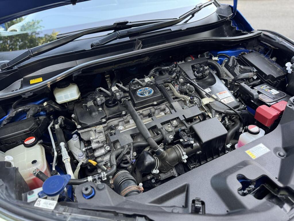 
								2017 Toyota C-HR 1.8L VVT-h Dynamic CVT Petrol Hybrid – £3000 full									